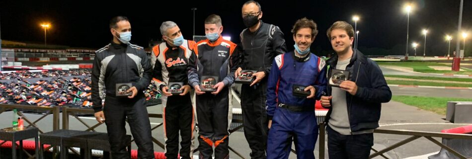 Hugo et Clément Schimpff se hissent sur le podium lors de la course de relais de karting de Cormeilles-en-Vexin, le 9 octobre 2020.